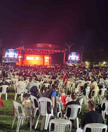 Vatandaşlar 15 Temmuz’un 8. yıl dönümünde Sekapark Uçurtma Tepesi’ni doldurdu