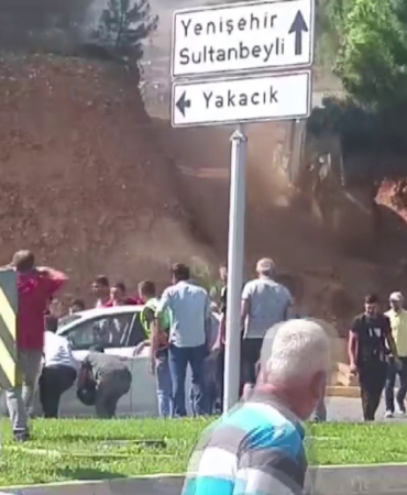 Vatandaşlar, Aydos Ormanı’ndaki yangın için seferber oldu