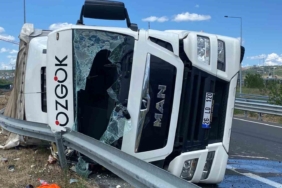 Virajı alamayan kağıt rulo yüklü devrildi: 1 yaralı