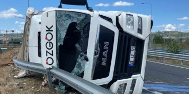 Virajı alamayan kağıt rulo yüklü devrildi: 1 yaralı