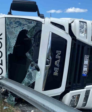 Virajı alamayan kağıt rulo yüklü devrildi: 1 yaralı