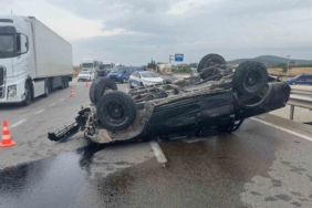 Yağışlı yolda kayan araç takla attı