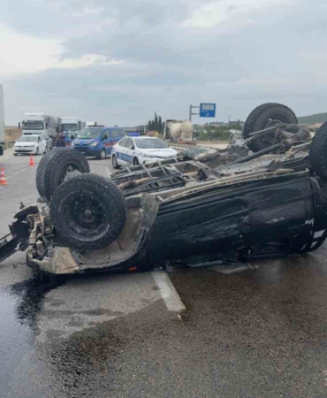 Yağışlı yolda kayan araç takla attı