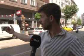 Yağmurun şiddetini çekerken az kalsın motokuryenin öldüğü kazayı çekecekti