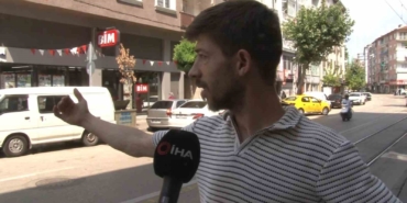 Yağmurun şiddetini çekerken az kalsın motokuryenin öldüğü kazayı çekecekti