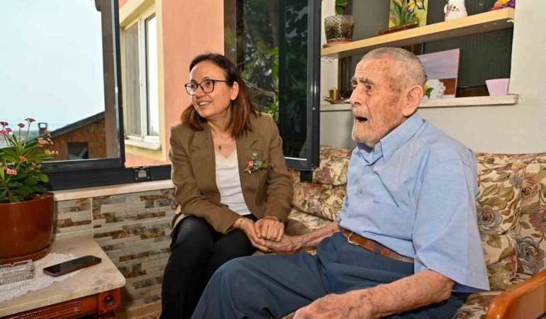 Yalova Valisi Hülya Kaya, Cumhuriyet’in kurulduğu tarihte doğan Muharrem amcayı ziyaret etti