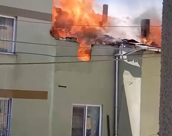 Yalova’da 2 katlı binanın çatı katında yangın