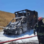 Yalova’da kamyonla çarpışan kamyonet alevlere teslim oldu