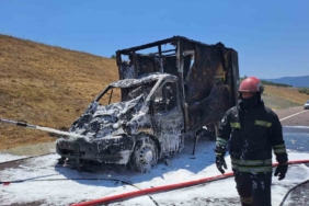 Yalova’da kamyonla çarpışan kamyonet alevlere teslim oldu