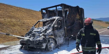 Yalova’da kamyonla çarpışan kamyonet alevlere teslim oldu