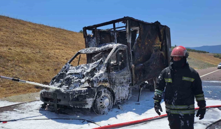Yalova’da kamyonla çarpışan kamyonet alevlere teslim oldu