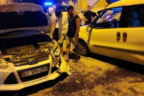 Yalova’da kontrolden çıkan hafif ticari araç 2 otomobile çarptı