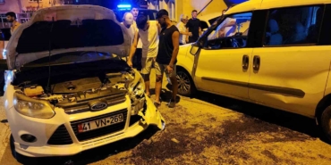 Yalova’da kontrolden çıkan hafif ticari araç 2 otomobile çarptı