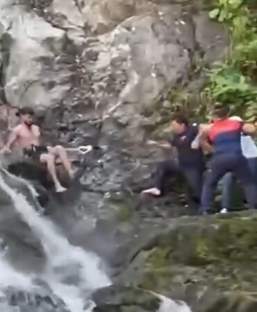 Yalova’da şelalede mahsur kalan genci itfaiye kurtardı