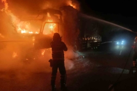 Yalova’da seyir halindeki tır alevlere teslim oldu