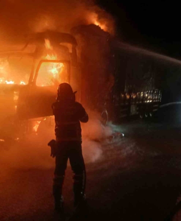 Yalova’da seyir halindeki tır alevlere teslim oldu