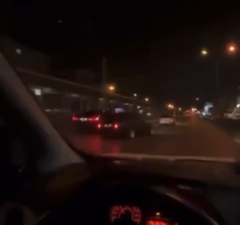 Yarışan araçlar trafikte dehşet saçtı