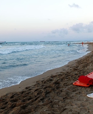 Yasağa rağmen denize giren şahıs dalgalar arasında kayboldu