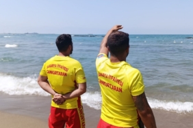 Yasağa uymayıp denize girdiler, cezayı yediler