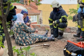 Yaşlı kadın tavukları için çıktığı çatıda mahsur kaldı