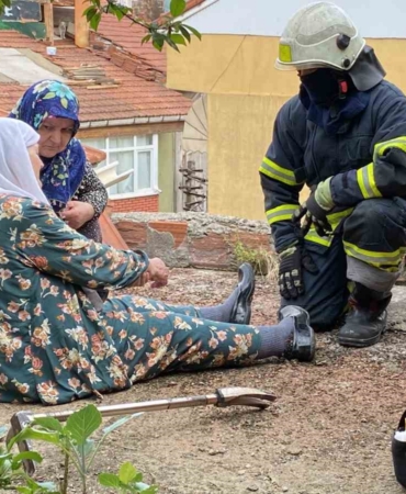 Yaşlı kadın tavukları için çıktığı çatıda mahsur kaldı