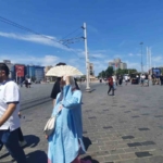 Yerli ve yabancı turistler sıcak havaya rağmen Taksim’e akın etti