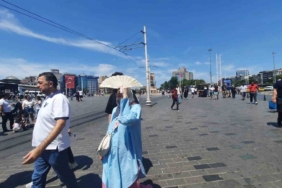 Yerli ve yabancı turistler sıcak havaya rağmen Taksim’e akın etti