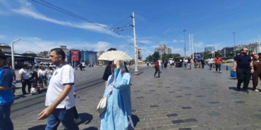 Yerli ve yabancı turistler sıcak havaya rağmen Taksim’e akın etti