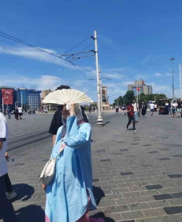 Yerli ve yabancı turistler sıcak havaya rağmen Taksim’e akın etti
