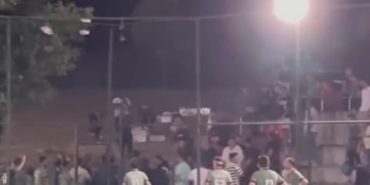 Yeşil saha boks ringine döndü, futbolcular arasında kavga çıktı