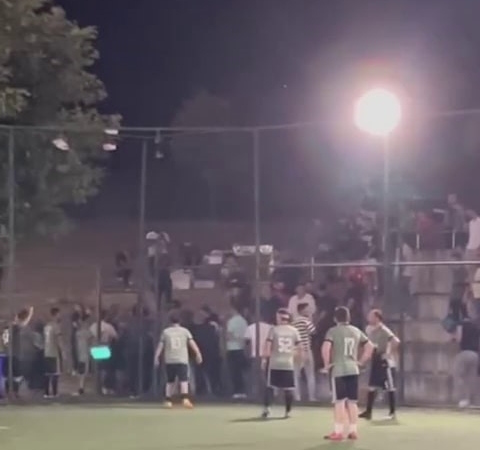 Yeşil saha boks ringine döndü, futbolcular arasında kavga çıktı