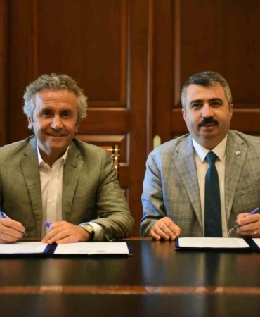 Yeşim, sokak hayvanlarına umut oluyor