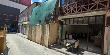 Yıllardır yıkılmayan metruk ev vatandaşı canından bezdirdi