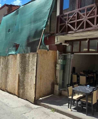 Yıllardır yıkılmayan metruk ev vatandaşı canından bezdirdi