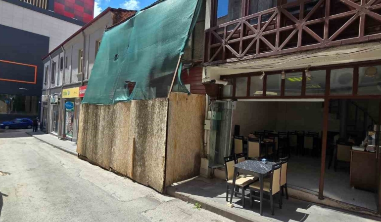 Yıllardır yıkılmayan metruk ev vatandaşı canından bezdirdi