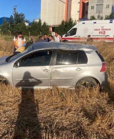 Yoldan çıkan otomobil tarlaya uçtu: 5 yaralı