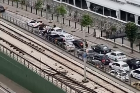 Yolu kapatıp halay çektiler, sürücüleri çileden çıkardılar