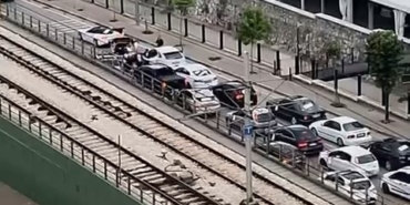 Yolu kapatıp halay çektiler, sürücüleri çileden çıkardılar