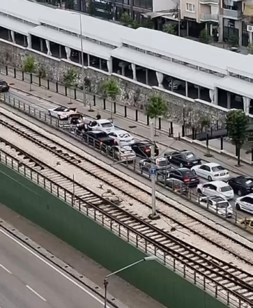 Yolu kapatıp halay çektiler, sürücüleri çileden çıkardılar