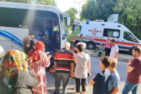 Yolun karşısına geçmek isteyen kadına otobüs çarptı