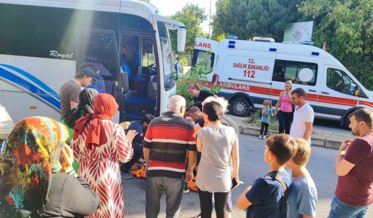 Yolun karşısına geçmek isteyen kadına otobüs çarptı