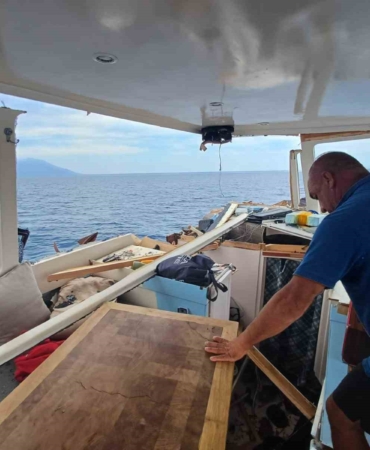 Yunan unsurları Türk balıkçı teknesine çarparak hasar verdi