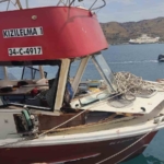 Yunan unsurlarının çarparak hasar verdiği balıkçı teknesi Kuzu Limanına çekildi