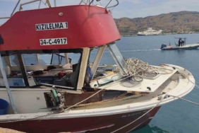 Yunan unsurlarının çarparak hasar verdiği balıkçı teknesi Kuzu Limanına çekildi