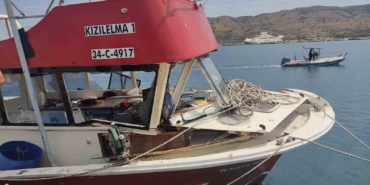 Yunan unsurlarının çarparak hasar verdiği balıkçı teknesi Kuzu Limanına çekildi