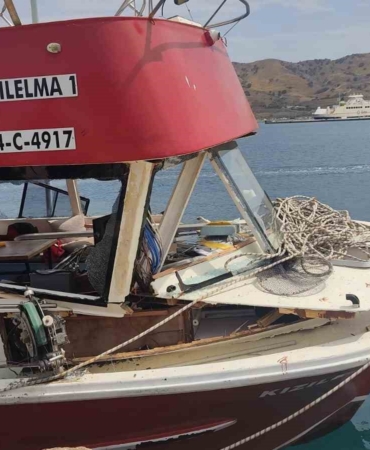 Yunan unsurlarının çarparak hasar verdiği balıkçı teknesi Kuzu Limanına çekildi