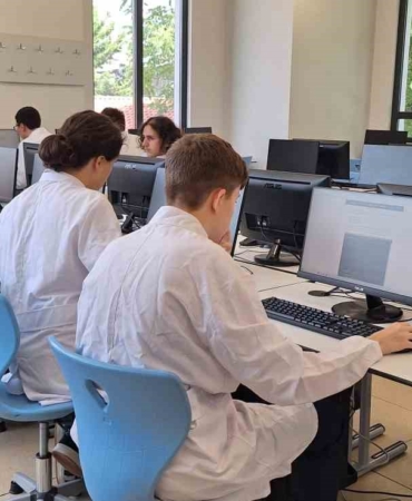 Zeytinburnu’nda bulunan Büyükyalı Mesleki ve Teknik Anadolu Lisesi yeni eğitim döneminde öğrencilerini bekliyor