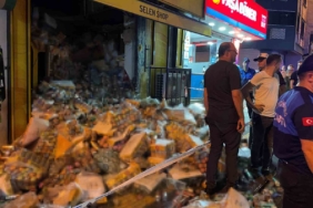 Zeytinburnu’nda tekel bayisinin asma tavanı çöktü, faciadan dönüldü: 1 yaralı