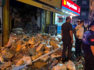 Zeytinburnu’nda tekel bayisinin asma tavanı çöktü, faciadan dönüldü: 1 yaralı