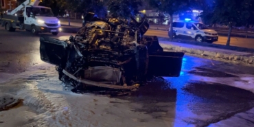 150 metre sürüklenen araç alev aldı, 2 kişi son anda kurtuldu